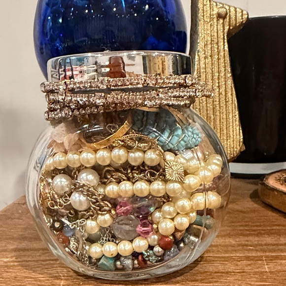 Little Mystery Jewelry Jar w/a big jar feeling - pink, pearls/blue silver&gold - Picture 3 of 5